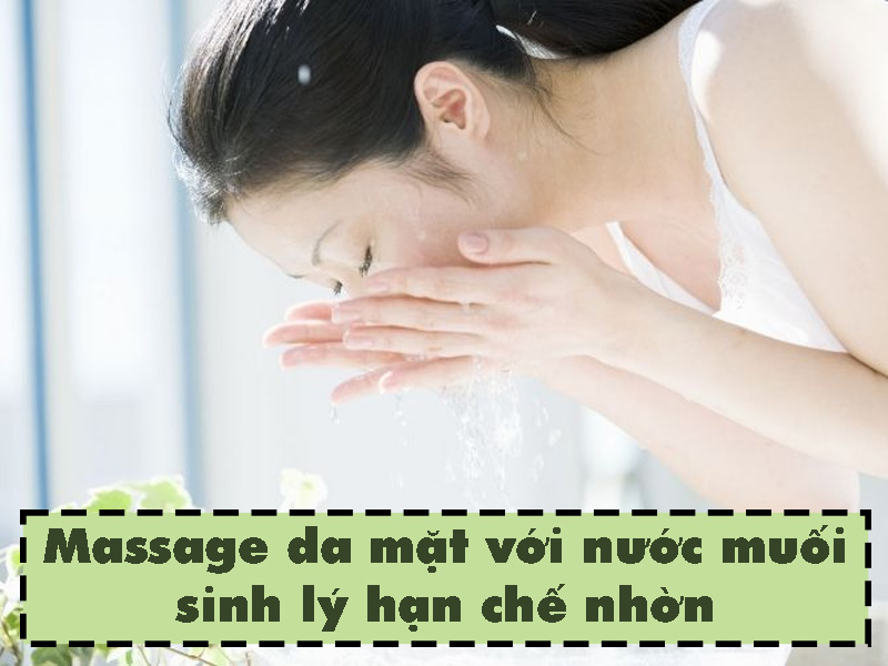 Massage da mặt với nước muối sinh lý hạn chế dầu nhờn
